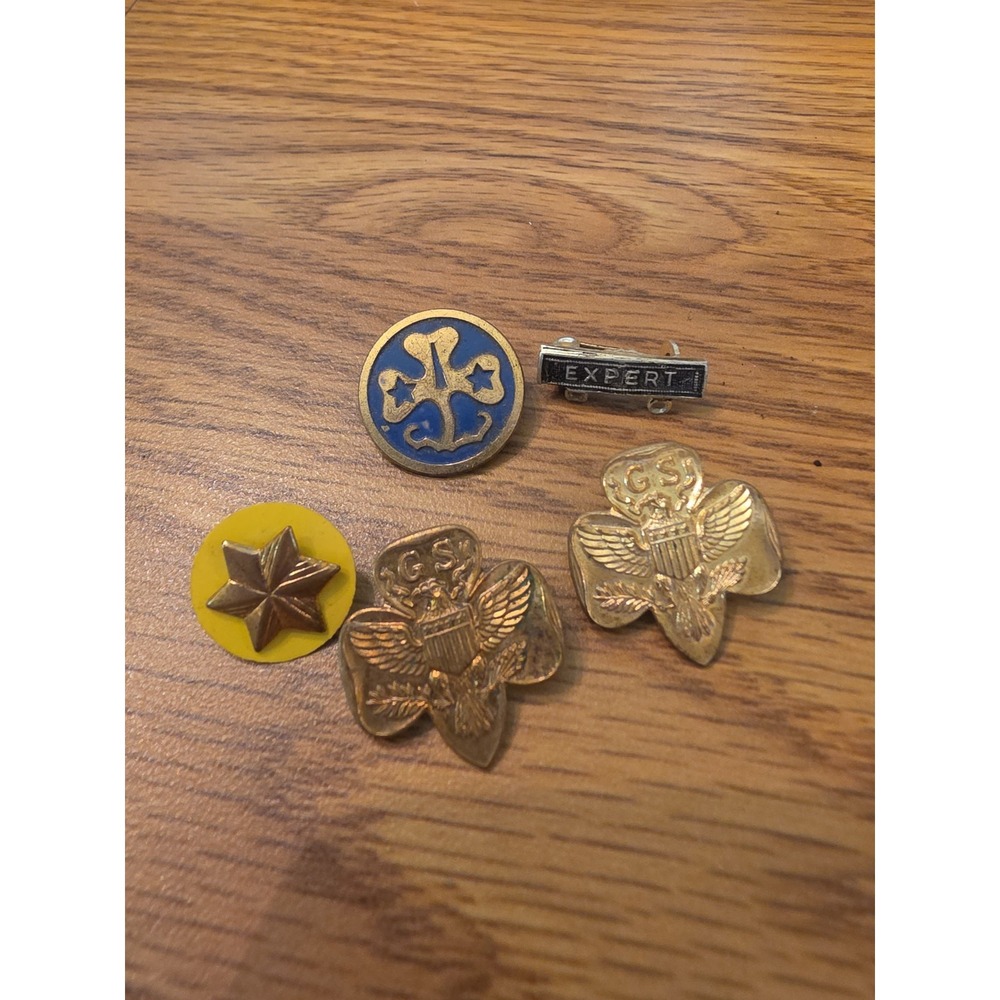 VINTAGE ASSORTMENT OF GIRL SCOUT PINS